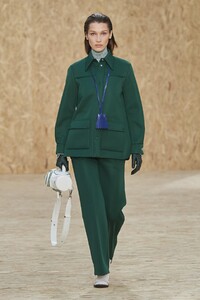 defile-lacoste-automne-hiver-2020-2021-paris-look-1.thumb.jpg.a36f02323affb4bd778c6989941dd21e.jpg