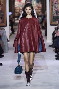 defile-lanvin-automne-hiver-2020-2021-paris-look-2.thumb.jpg.0b25bda988d356bccfa111a06de8cc7a.jpg