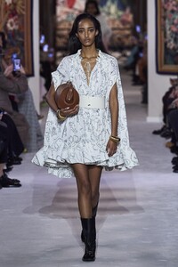 defile-lanvin-automne-hiver-2020-2021-paris-look-4.thumb.jpg.7775d60cb4ddfe3f9ddf7c66b71d5354.jpg