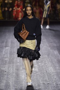 defile-louis-vuitton-automne-hiver-2020-2021-paris-look-14.thumb.jpg.541ef5a57ef01cddeac19e000eacd2f0.jpg