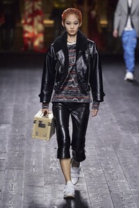 defile-louis-vuitton-automne-hiver-2020-2021-paris-look-33.thumb.jpg.f6a4f69b513a5dd1949c675a895157d1.jpg