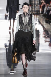 defile-maison-margiela-automne-hiver-2020-2021-paris-look-10.thumb.jpg.3ea508919c153926fb3084c1b309ad5b.jpg