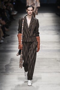 defile-missoni-automne-hiver-2020-2021-milan-look-7.thumb.jpg.aa1231cb7c418d5fa0411e507a25d8dc.jpg