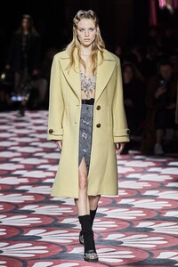 defile-miu-miu-automne-hiver-2020-2021-paris-look-10.thumb.jpg.61d412d120a3f59dadc93c6ad8118d2a.jpg