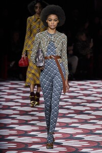 defile-miu-miu-automne-hiver-2020-2021-paris-look-31.thumb.jpg.a27fa2ab1835fceb41cfff532abd5c6b.jpg