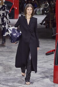 defile-off-white-automne-hiver-2020-2021-paris-look-5.thumb.jpg.6f969bcd816fa049bce9682bc4841841.jpg