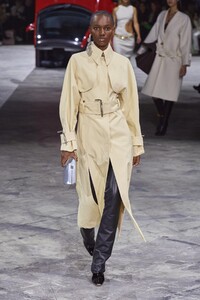 defile-off-white-automne-hiver-2020-2021-paris-look-9.thumb.jpg.d132ac2fc4dbdd21e096f7c3bcfb9b49.jpg