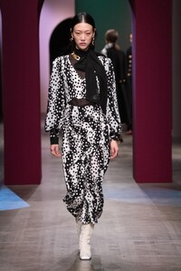 defile-ports-1961-automne-hiver-2020-2021-milan-look-8.thumb.jpg.874982c3ad9590e8dfff44e9bd2193d9.jpg