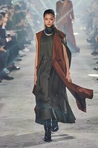 defile-sacai-automne-hiver-2020-2021-paris-look-1.thumb.jpg.0a878767d193310202558ce880216d0a.jpg