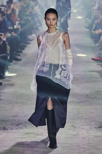 defile-sacai-automne-hiver-2020-2021-paris-look-34.thumb.jpg.16eb8924d2caa18cc60085b8fde075e8.jpg