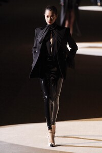 defile-saint-laurent-automne-hiver-2020-2021-paris-look-2.thumb.jpg.4e4d1f694c380a406d608b9675ee48af.jpg
