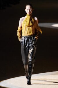 defile-saint-laurent-automne-hiver-2020-2021-paris-look-30.thumb.jpg.7d17aab9f183789d404e86ee55103a33.jpg