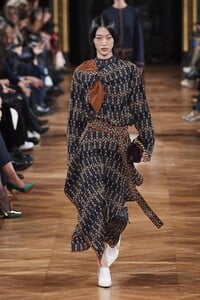 defile-stella-mccartney-automne-hiver-2020-2021-paris-look-25.thumb.jpg.7e43b7b62ec75c4bb2862685056a672e.jpg