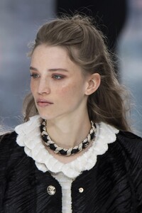 detail-defile-chanel-automne-hiver-2020-2021-paris-detail-1.thumb.jpg.9dee2d071191e7ef6d5ab840b263161b.jpg