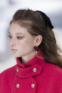 detail-defile-chanel-automne-hiver-2020-2021-paris-detail-10.thumb.jpg.841fdfc0eccee9b4d1afc1571380e633.jpg