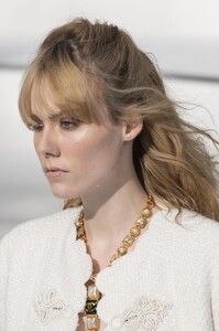 detail-defile-chanel-automne-hiver-2020-2021-paris-detail-186.thumb.jpg.3c475bdeaeb335ae0c27706624461294.jpg