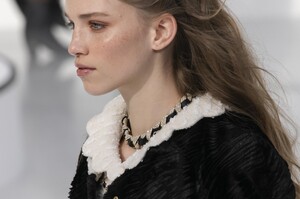 detail-defile-chanel-automne-hiver-2020-2021-paris-detail-68.thumb.jpg.632534a3b1a99bfa074c90bc38b15432.jpg