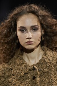 detail-defile-dolce-amp-gabbana-automne-hiver-2020-2021-milan-detail-342.thumb.jpg.1407740a62558e86ff8bd419a0d7f584.jpg