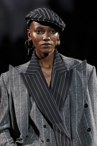 detail-defile-dolce-amp-gabbana-automne-hiver-2020-2021-milan-detail-407.thumb.jpg.26b7dba4b39f05d1426836f0a1e0f54a.jpg