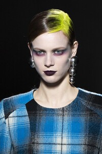 detail-defile-dries-van-noten-automne-hiver-2020-2021-paris-detail-17.thumb.jpg.485b0c9869177a7bdfebfe036f0d430c.jpg