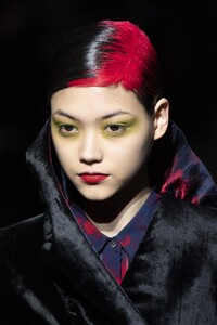 detail-defile-dries-van-noten-automne-hiver-2020-2021-paris-detail-28.thumb.jpg.e9047bae4cf4a8a8ddfd1840dbd28b18.jpg