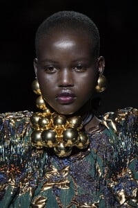detail-defile-dries-van-noten-automne-hiver-2020-2021-paris-detail-46.thumb.jpg.d800d013ef155ed73d471b3f73e80dd9.jpg