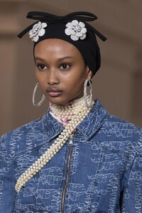 detail-defile-giambattista-valli-automne-hiver-2020-2021-paris-detail-100.thumb.jpg.cbc089a6e4ca2cd973a667e2b0b06a40.jpg