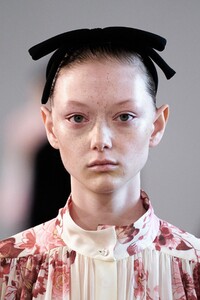 detail-defile-giambattista-valli-automne-hiver-2020-2021-paris-detail-3.thumb.jpg.ac1d4c7a01c4a3b97bb10c25e53e9e23.jpg