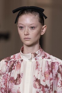 detail-defile-giambattista-valli-automne-hiver-2020-2021-paris-detail-56.thumb.jpg.a4e61008930fec20711ce7187a5eef57.jpg