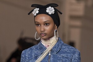 detail-defile-giambattista-valli-automne-hiver-2020-2021-paris-detail-99.thumb.jpg.b3669d212f81f37d868cd4c085597bd4.jpg