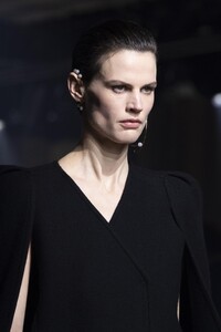 detail-defile-givenchy-automne-hiver-2020-2021-paris-detail-159.thumb.jpg.7948efbfa5a19de68bf7669e55a9ed92.jpg