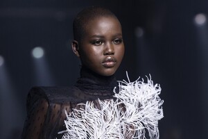 detail-defile-givenchy-automne-hiver-2020-2021-paris-detail-170.thumb.jpg.b533b4f37f4eb82e1bef6f8a3c508b8d.jpg