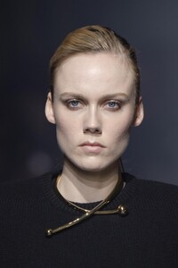 detail-defile-givenchy-automne-hiver-2020-2021-paris-detail-43.thumb.jpg.0826cfe29ca6f91aa3cc39dbd6ec5015.jpg