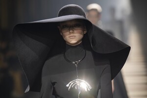 detail-defile-givenchy-automne-hiver-2020-2021-paris-detail-47.thumb.jpg.a7c4e0b03eddd222ae5c66f775718325.jpg