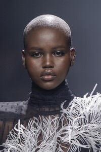 detail-defile-givenchy-automne-hiver-2020-2021-paris-detail-57.thumb.jpg.9e5d85b1e46614a4d577dc5df3451f23.jpg