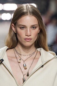 detail-defile-isabel-marant-automne-hiver-2020-2021-paris-detail-1.thumb.jpg.a109c8b4e1e9c982775926b203e433cc.jpg