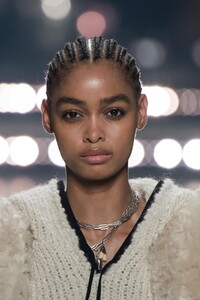 detail-defile-isabel-marant-automne-hiver-2020-2021-paris-detail-10.thumb.jpg.a3de04f74416368936266c8401f99c41.jpg