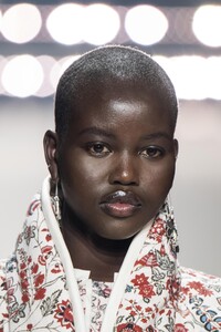 detail-defile-isabel-marant-automne-hiver-2020-2021-paris-detail-3.thumb.jpg.50f23b8d8ff3f9e33c068c598edf676b.jpg