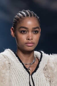 detail-defile-isabel-marant-automne-hiver-2020-2021-paris-detail-78.thumb.jpg.9134a25651775ebb8d679c2a7e473055.jpg