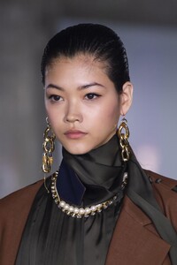 detail-defile-sacai-automne-hiver-2020-2021-paris-detail-1.thumb.jpg.9e570f8e28b4599dc3bdc263dcb2469e.jpg