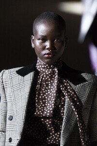 detail-defile-saint-laurent-automne-hiver-2020-2021-paris-detail-163.thumb.jpg.625dc540ffde46c998945629052b6aa7.jpg