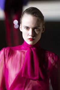 detail-defile-saint-laurent-automne-hiver-2020-2021-paris-detail-179.thumb.jpg.a52a29fdbffc6f90b71cd2b528a5e35c.jpg