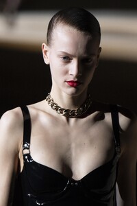 detail-defile-saint-laurent-automne-hiver-2020-2021-paris-detail-184.thumb.jpg.972d593502db1fa49e5c9e2b6606b2c0.jpg