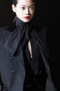 detail-defile-saint-laurent-automne-hiver-2020-2021-paris-detail-3.thumb.jpg.b504ff10cffa867a886713a17868aec3.jpg