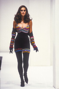 dolce-gabbana-fw-1991.thumb.jpg.12369e187ffb1823c6ca89c78cc0a6a7.jpg