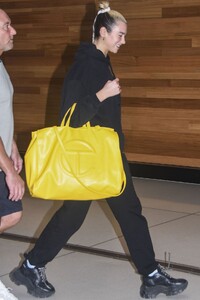 dua-lipa-in-travel-outfit-sydney-airport-03-02-2020-0.jpg