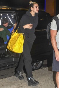 dua-lipa-in-travel-outfit-sydney-airport-03-02-2020-1.jpg