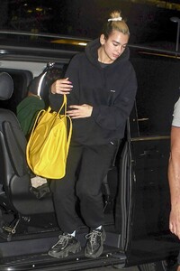 dua-lipa-in-travel-outfit-sydney-airport-03-02-2020-3.jpg
