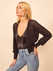erin-sweater-black-1.thumb.jpg.b2539d813d78002e411bc29c7b237b6f.jpg