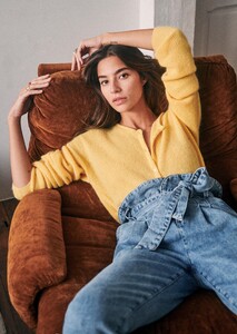 gaspard-jumper-yellow-2.thumb.jpg.f7e7f52304a85d10276090e5e4831b4a.jpg